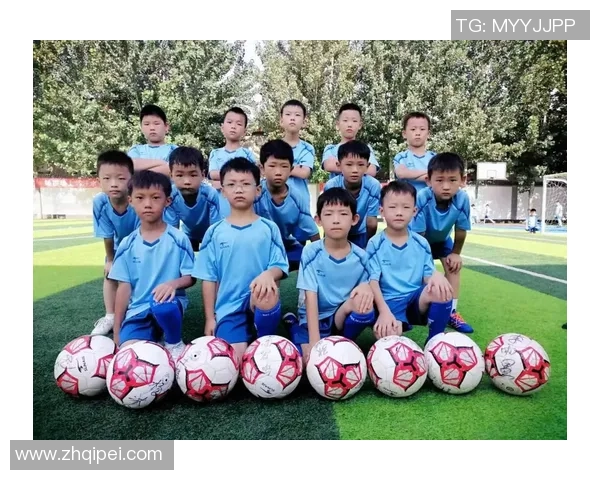 孩子们在绿茵场上尽情挥洒汗水踢足球收获快乐与友谊的成长之旅